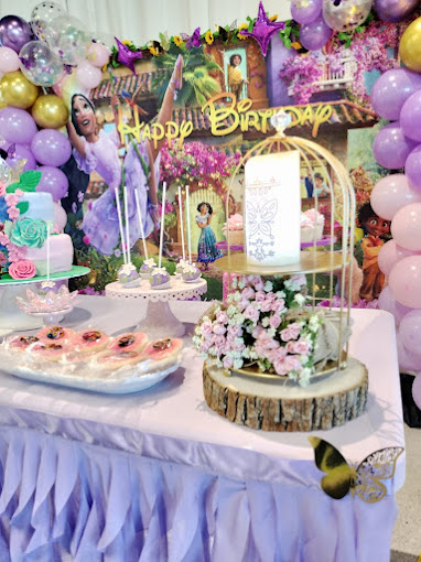 A themed birthday party table décor at BirthdayLand