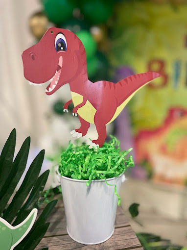 A DIY dinosaur showpiece